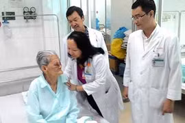 Mổ u khổng lồ cứu mẹ Việt Nam anh hùng 101 tuổi 