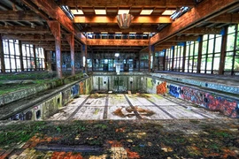 Ám ảnh những khách sạn xa hoa giờ bị bỏ hoang tiêu tàn