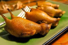 Sự tàn nhẫn sau món họa mi nướng phục vụ giới nhà giàu