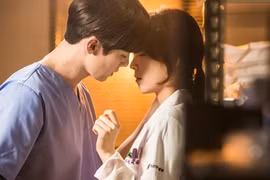 Tôi giật mình khi thấy cô bạn thân mặc chiếc áo sơ mi giống hệt của mình