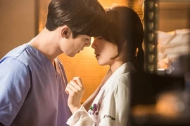 Tôi giật mình khi thấy cô bạn thân mặc chiếc áo sơ mi giống hệt của mình