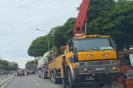 TPHCM: Xe trộn bê tông ngang nhiên chiếm đường giờ cao điểm tại Gò Vấp
