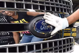 Hãng Ford không thể giao xe vì thiếu logo