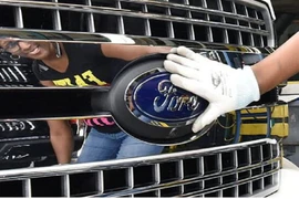 Hãng Ford không thể giao xe vì thiếu logo