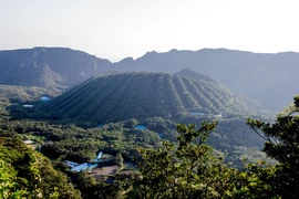 Độc đáo ngôi làng nằm trên miệng núi lửa ở Nhật Bản