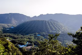 Độc đáo ngôi làng nằm trên miệng núi lửa ở Nhật Bản