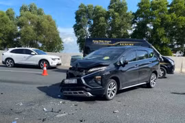 Hai ô tô va chạm ở làn dừng khẩn cấp cao tốc Hà Nội – Hải Phòng