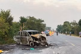 Hải Dương: Ô tô con bốc cháy sau va chạm container trên QL37