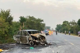 Hải Dương: Ô tô con bốc cháy sau va chạm container trên QL37