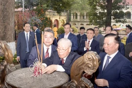 Tổng Bí thư Nguyễn Phú Trọng dâng hương tại Hoàng thành Thăng Long