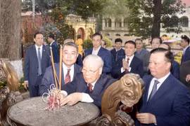 Tổng Bí thư Nguyễn Phú Trọng dâng hương tại Hoàng thành Thăng Long