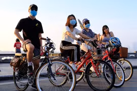 Sắp vào hè, dịch vụ cho thuê xe đạp tại Hồ Tây nhộn nhịp