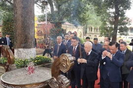 Tổng Bí thư Nguyễn Phú Trọng dâng hương tại Hoàng thành Thăng Long