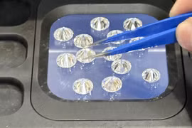 Nhận tiền tỷ “chạy án” vụ buôn lậu hơn 700 viên kim cương