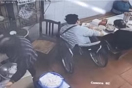 TikToker “tố” bị quán phở đuổi vì ngồi xe lăn: Ai sẽ bị xử phạt?