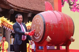 Bí thư Hải Dương đánh trống khai bút tại đền Chu Văn An