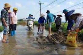 Công bố tình huống khẩn cấp sạt lở đê ở Chương Mỹ Hà Nội