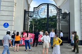 Phụ huynh cho trường quốc tế vay hàng chục tỷ đồng… “cầm dao đằng lưỡi“?