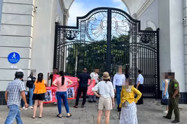 Phụ huynh cho trường quốc tế vay hàng chục tỷ đồng… “cầm dao đằng lưỡi“?