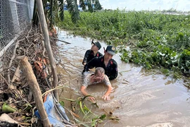 Cảnh sát ập vào sòng bạc, nhiều đối tượng nhảy sông để trốn