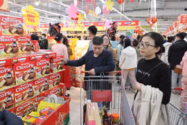 Mua sắm Tết Nguyên Đán: Chọn siêu thị hay chợ truyền thống?