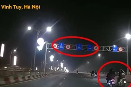 Nhóm thanh niên đầu trần, đánh võng trên làn ô tô cầu Vĩnh Tuy