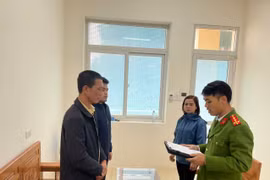 Xử lý thế nào vụ chồng đập điện thoại của vợ?