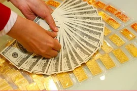 Dân đầu cơ chú ý gì khi USD biến động, vàng tăng giá kỷ lục?