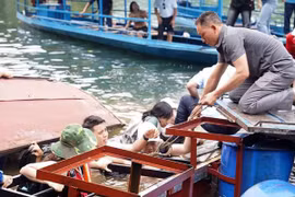 Bắc Kạn: Cầu phao nổi bất ngờ lật, 20 du khách rơi xuống hồ Ba Bể