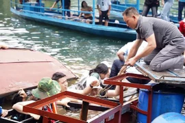 Bắc Kạn: Cầu phao nổi bất ngờ lật, 20 du khách rơi xuống hồ Ba Bể