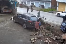 Tài xế Cadillac thú nhận do ngủ gật, mất lái, đâm vỡ tường nhà dân