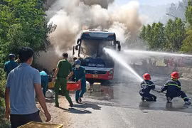 Phú Yên: Xe giường nằm bốc cháy dữ dội