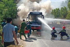 Phú Yên: Xe giường nằm bốc cháy dữ dội