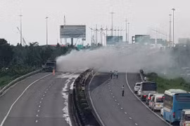 Long An: Cháy ôtô tải trên cao tốc TP HCM – Trung Lương 