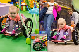 Liệt vì u cột sống, bé 1 tuổi thành thạo trên xe lăn