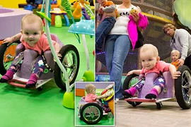 Liệt vì u cột sống, bé 1 tuổi thành thạo trên xe lăn