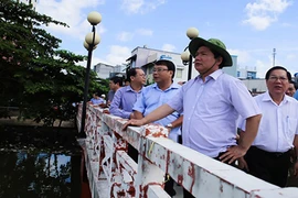 Bí thư Thăng thị sát xóm nước đen