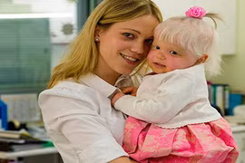 Em bé không có hệ miễn dịch sống sót trong túi bóng