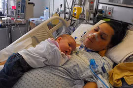 Xót lòng bà mẹ phải cách ly con vì bị liệt sau sinh 