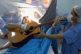 Hy hữu bệnh nhân đánh đàn trong khi phẫu thuật u não