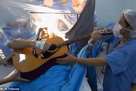 Hy hữu bệnh nhân đánh đàn trong khi phẫu thuật u não