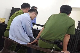 Kẻ hiếp dâm, sát hại người yêu bạn đập đầu tự tử tại tòa