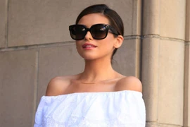 Mùa hè quyến rũ với các cách mix áo trễ vai