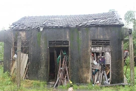 Cuộc sống như thời nguyên thủy của ba mẹ con “người rừng” ở Huế