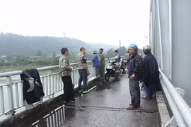 Công an lao mình xuống sông cứu người phụ nữ nhảy cầu