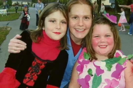 Quý bà ngực như “càng cua” vì phẫu thuật nâng ngực hỏng