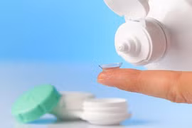 Cách sử dụng kính áp tròng để không bị viêm mắt