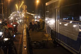 TP HCM: Thanh niên tử vong vì đạp xe vào làn ôtô