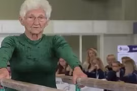 Bà cụ 91 tuổi tập xà kép thanh niên cũng phải nể