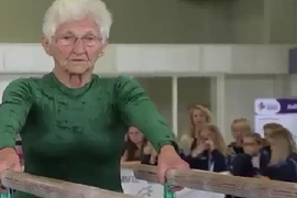 Bà cụ 91 tuổi tập xà kép thanh niên cũng phải nể